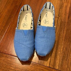 Lightly worn Toms alpargata. Azure blue. Heritage canvas.